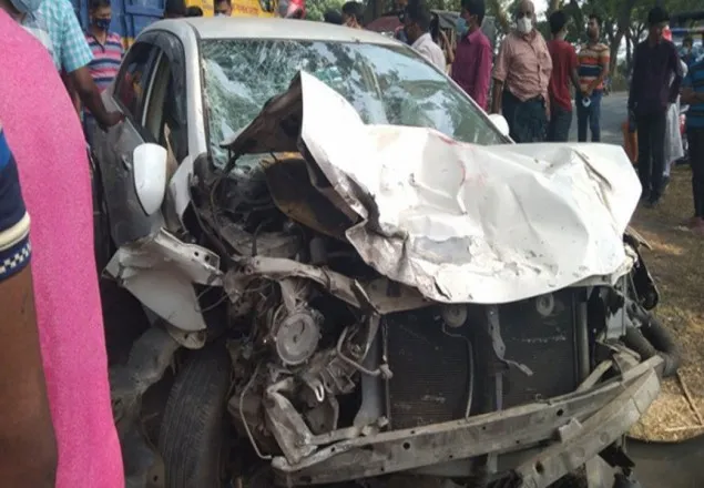 ঝিনাইদহে প্রাইভেটকারের ধাক্কায় তিন যাত্রী নিহত
