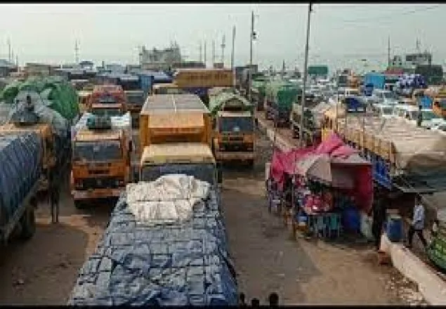 শিমুলিয়া ফেরিঘাটে যানবাহনের দীর্ঘ সারি, সব ফেরি সচল