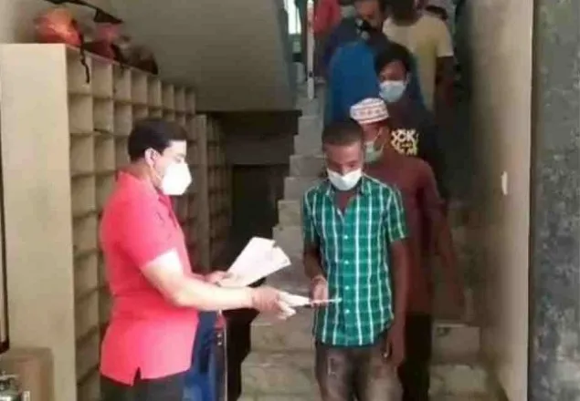 গাজীপুরে গণপরিবহন শ্রমিকদের পাশে মেয়র জাহাঙ্গীর