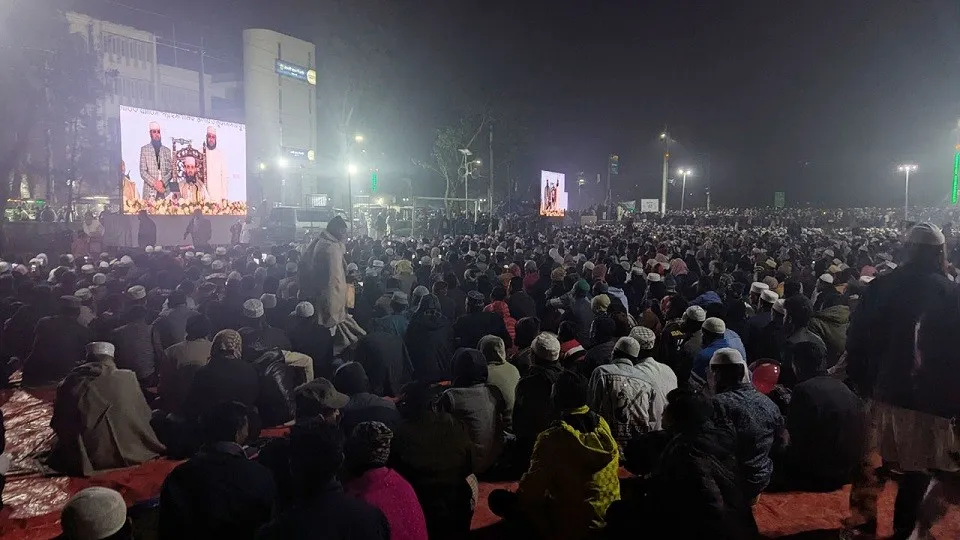 আজহারীর মাহফিলে জনতার ঢল