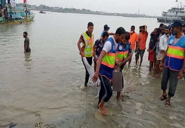 পদ্মায় বালুবাহী বাল্কহেড-স্পিডবোট সংঘর্ষ, নিহত ২৬