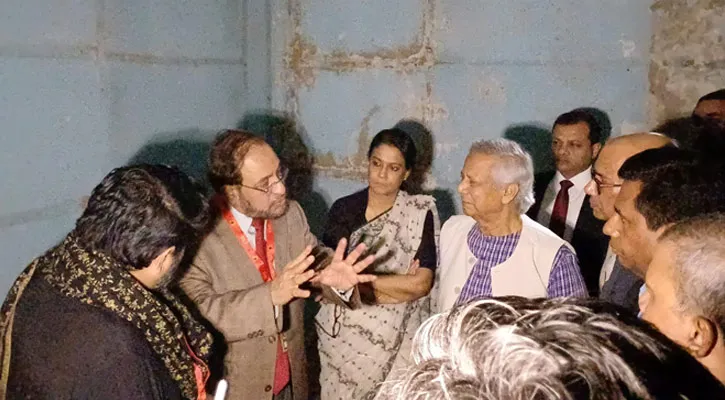 দেশি-বিদেশি গণমাধ্যম নিয়ে আয়নাঘর পরিদর্শনে প্রধান উপদেষ্টা