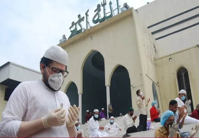 করোনা থেকে মুক্তি কামনায় জুমআতুল বিদা’য় বিশেষ মোনাজাত
