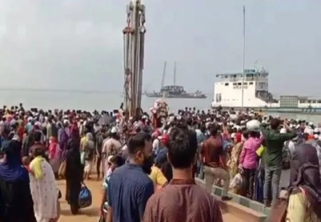 মানুষের ঢল, নিষেধাজ্ঞা সত্ত্বেও সকালে ছাড়ল ফেরি