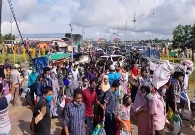 বাধা এড়িয়ে শিমুলিয়া ঘাটে ঘরমুখো মানুষের ঢল