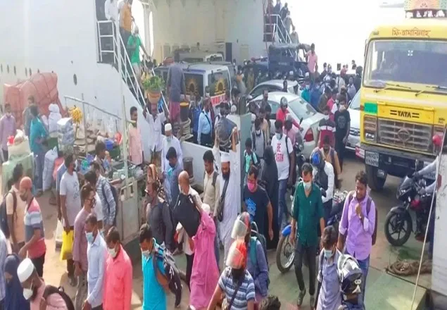 শিমুলিয়া ঘাটে আজও মানুষের ঢল, সবগুলো ফেরি চালু