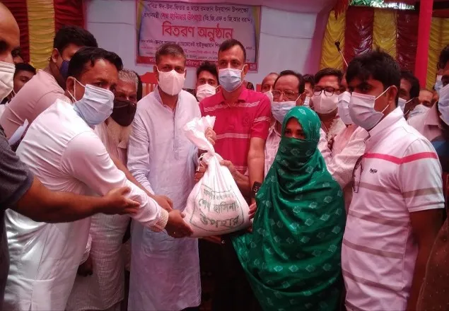 মাগুরা শ্রীপুরে প্রধানমন্ত্রীর ঈদ উপহার পেলেন ১৪০৩ পরিবার