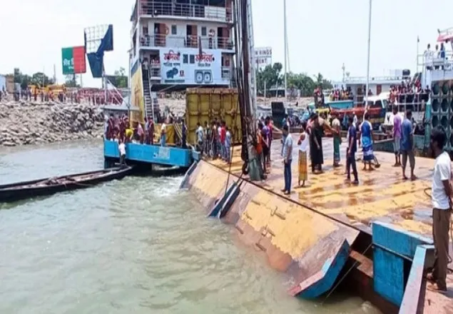 ফেরিতে হুড়োহুড়িতে প্রাণ গেল ৬ জনের