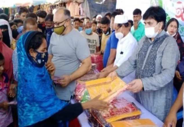 সোনারগাঁয়ে এমপি খোকার ঈদ উপহার বিতরণ