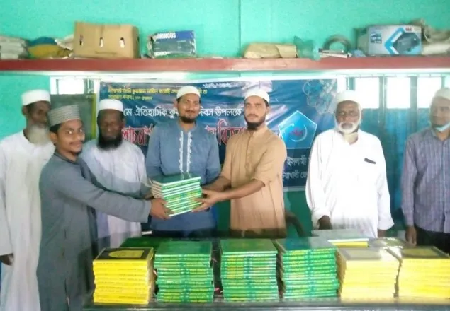পটুয়াখালীতে মুসল্লিদের মাঝে কুরআন বিতরণ করলেন ড. মাসুদ