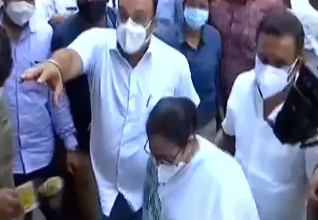 সিবিআই দপ্তর থেকে ৬ ঘণ্টা পর বের হলেন মমতা