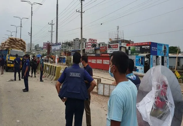 সিদ্ধিরগঞ্জে বোমা আতঙ্কে পুলিশ বক্স ঘেরাও