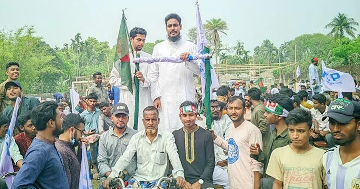 শতাধিক ভ্যানের বহর নিয়ে বাড়ি ফিরলেন আখতার হোসেন