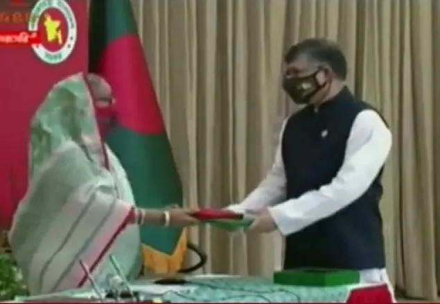 ‘স্বাধীনতা পুরস্কার ২০২১’ দিলেন প্রধানমন্ত্রী