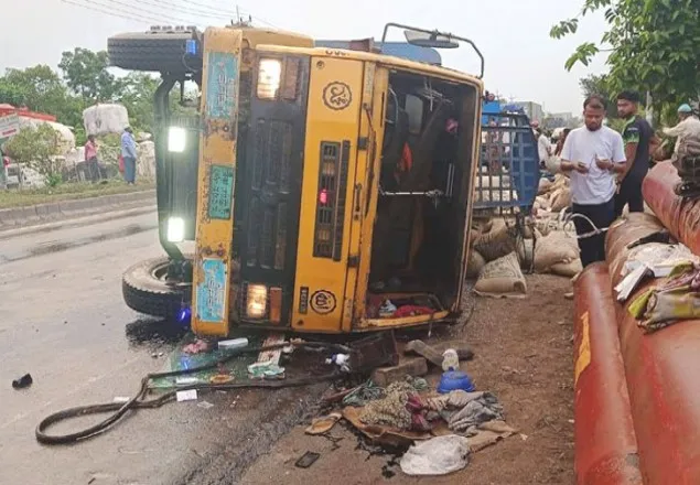 সীতাকুণ্ডে ট্রাক উল্টে তিনজন নিহত