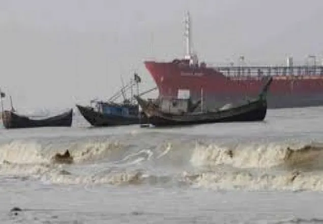 গভীর সাগর থেকে নৌকা-ট্রলার ফেরার নির্দেশ