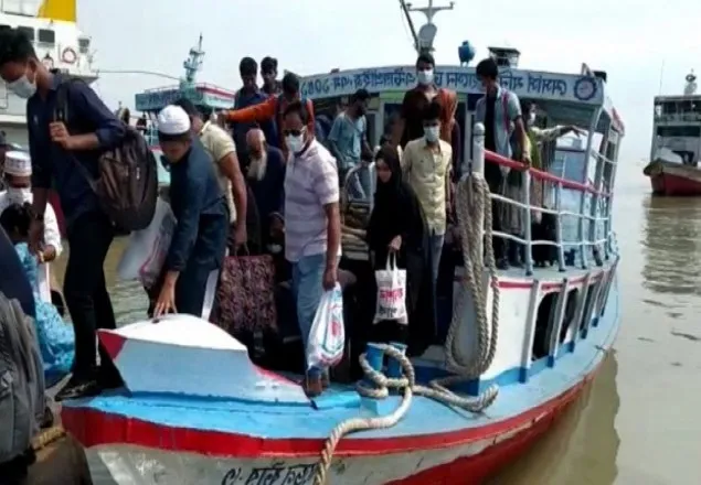 শিমুলিয়ায় লঞ্চ চালু, যাত্রীর চাপমুক্ত ফেরি