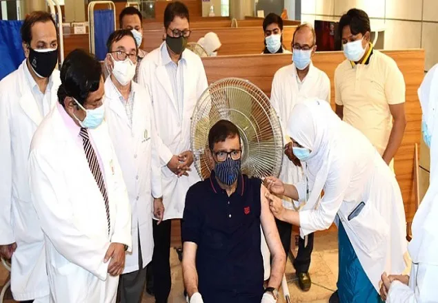 করোনার টিকার দ্বিতীয় ডোজ নিলেন কাদের