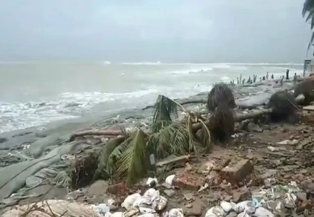 ঘূর্ণিঝড় ইয়াসের তাণ্ডবে সেন্টমার্টিনের অবস্থা ভয়াবহ