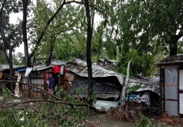 মাত্র ১৫ সেকেন্ডের তাণ্ডবে ৫০টি ঘরবাড়ি লণ্ডভণ্ড