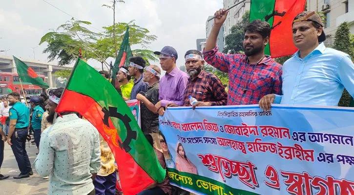 খালেদা জিয়াকে অভ্যর্থনা জানাতে সড়কে জনস্রোত