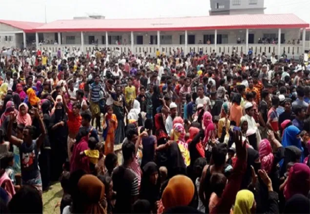 ভাসানচরে জাতিসংঘের কর্মকর্তাদের সামনে রোহিঙ্গাদের বিক্ষোভ