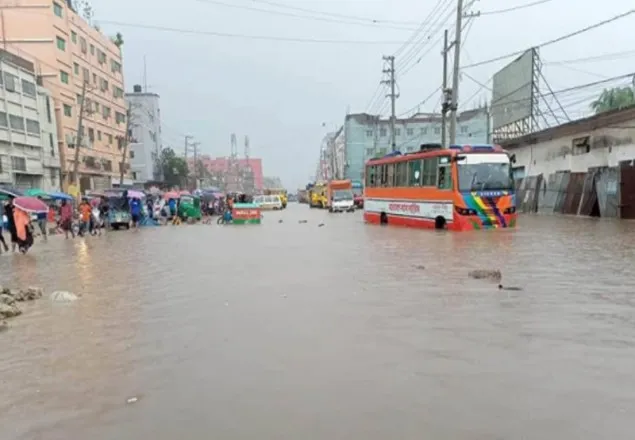 রাজধানীতে ৩ ঘণ্টায় ৮৫ মিলিমিটার বৃষ্টিপাতে জলাবদ্ধতা