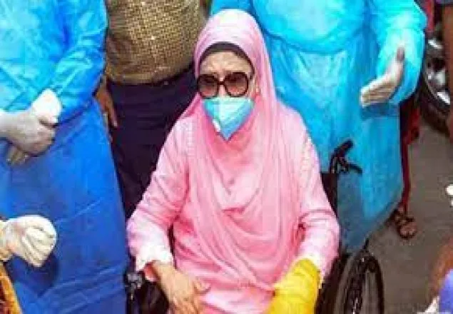 খালেদা জিয়াকে কেবিনে স্থানান্তর