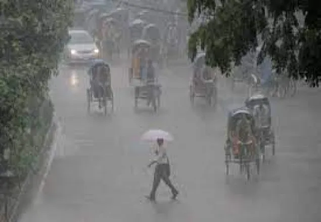 ঢাকায় বৃষ্টি, ভোগান্তিতে চাকরিজীবীরা