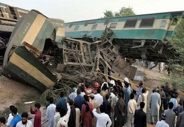 পাকিস্তানে দুই ট্রেনের সংঘর্ষে নিহত ৩০