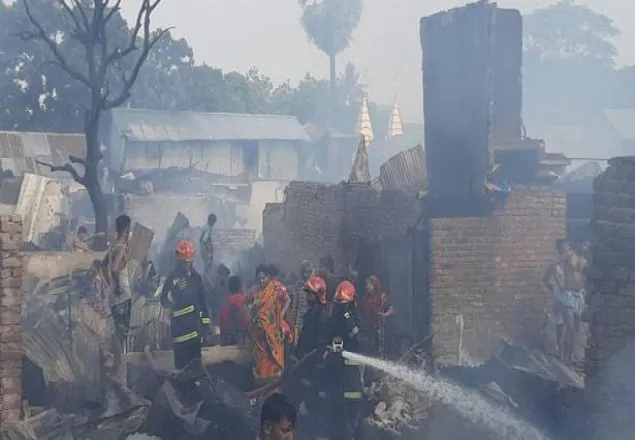 সাততলা বস্তিতে আগুন: ক্ষতিগ্রস্তরা পাবেন ৫ হাজার টাকা