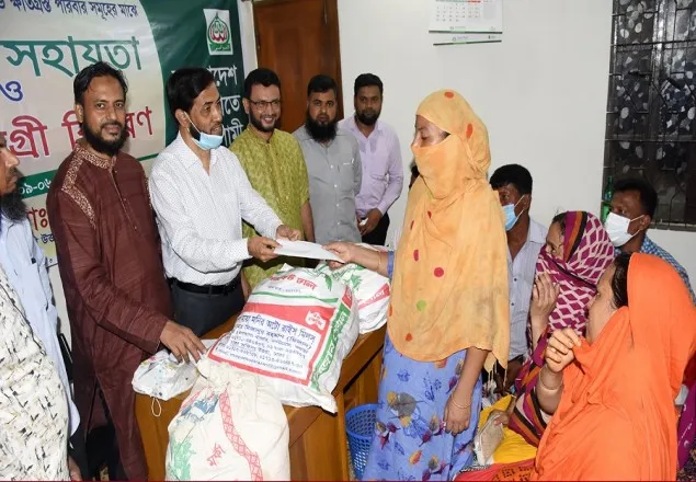 মহাখালীতে অগ্নিকাণ্ডে ক্ষতিগ্রস্ত বস্তিবাসীর পাশে জামায়াত