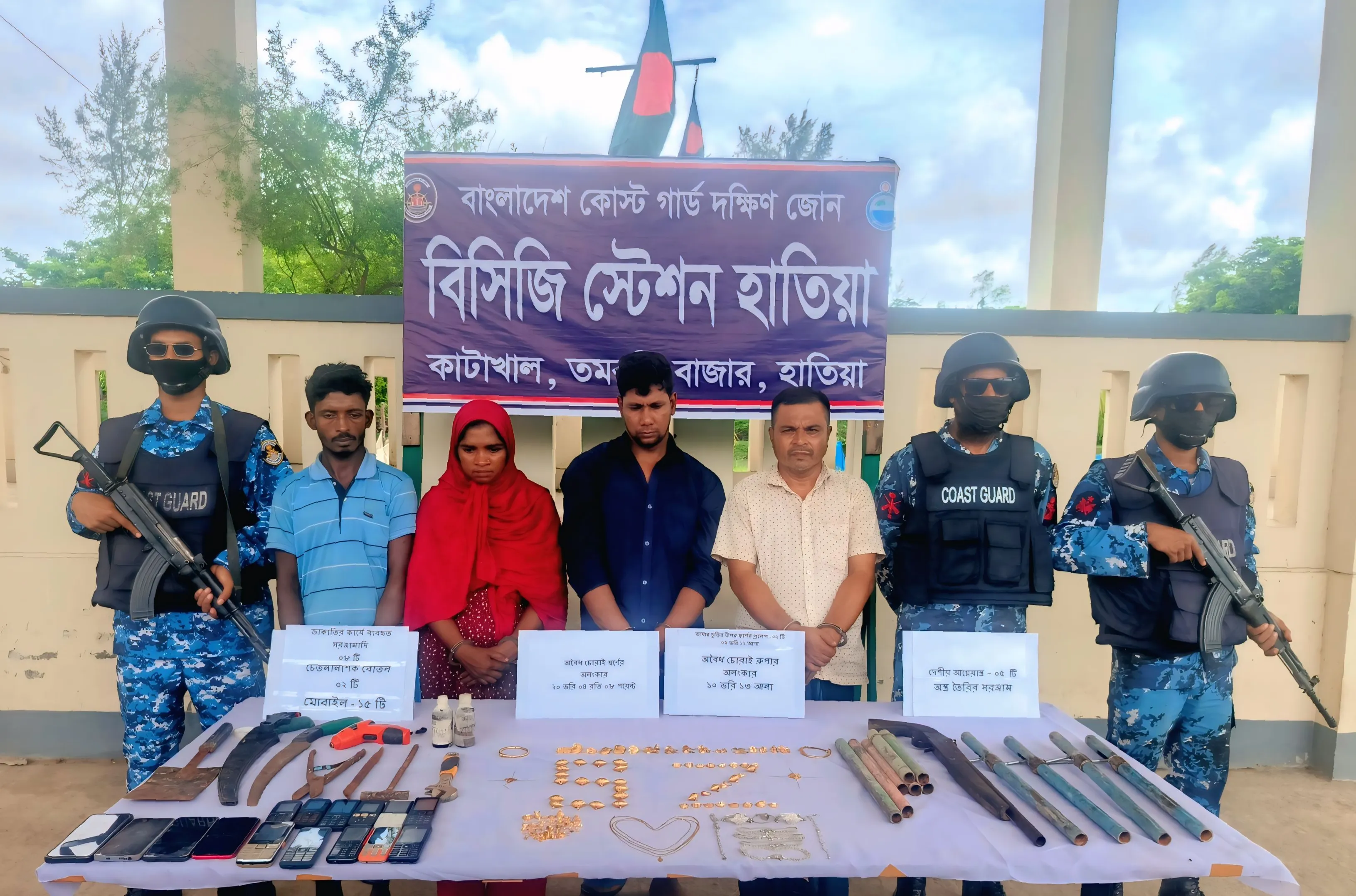যৌথবাহিনীর অভিযানে নারীসহ আটক-৪, আগ্নেয়াস্ত্র-স্বর্ণ উদ্ধার