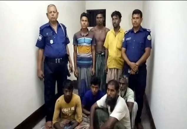 গভীর সমূদ্রে নৌ পুলিশের অভিযানে ট্রলার সহ ১৬ জেলে