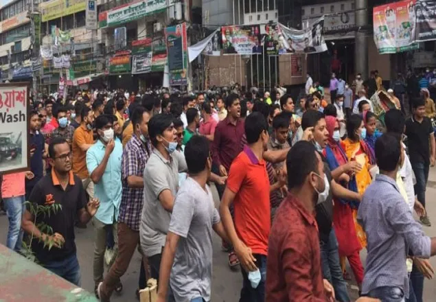 ছাত্রদল-পুলিশ সংঘর্ষে নয়াপল্টন রণক্ষেত্র