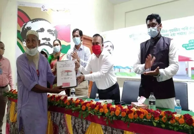 হাতীবান্ধায় ২য় পর্যায়ে ঘর পেল ৩’শ পরিবার