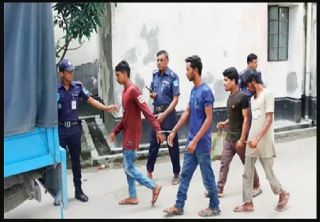রাজধানীর বিভিন্ন এলাকায় পুলিশের অভিযান, গ্রেফতার ৪৪