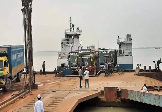 পাটুরিয়া-দৌলতদিয়ায় লকডাউনেও ফেরিতে বাস পারাপার