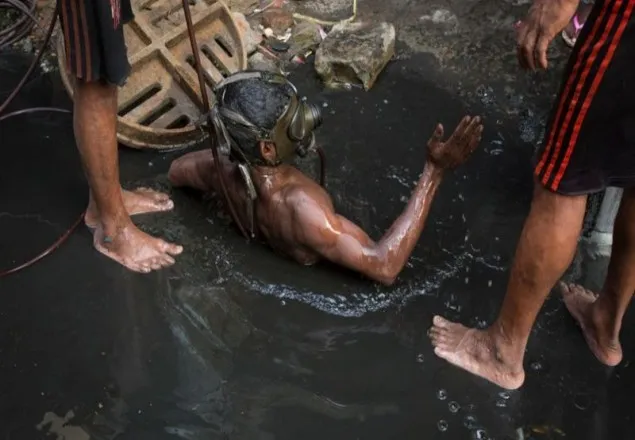 রাজধানীতে পা পিছলে ড্রেনে পড়ে নিখোঁজ কিশোর