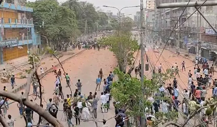 নিউমার্কেটে ব্যবসায়ী-শিক্ষার্থীদের ফের সংঘর্ষ চলছে