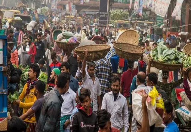 কঠোর লকডাউন ঘোষণা : বাজারে বেড়েছে ক্রেতার চাপ