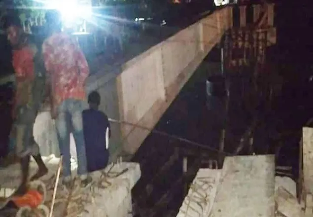 চট্টগ্রামে নির্মাণাধীন সেতুর গার্ডার ধসে আহত ৩