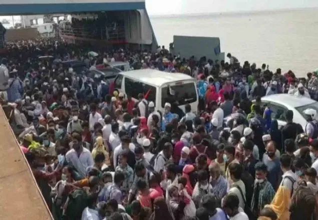 ঢাকা ছাড়ছেন মানুষ, ফেরিতে যাত্রীদের ভিড়