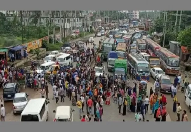 কারখানায় যাওয়ার পরিবহণ নেই, সাভারে শ্রমিকদের বিক্ষোভ-অবরোধ