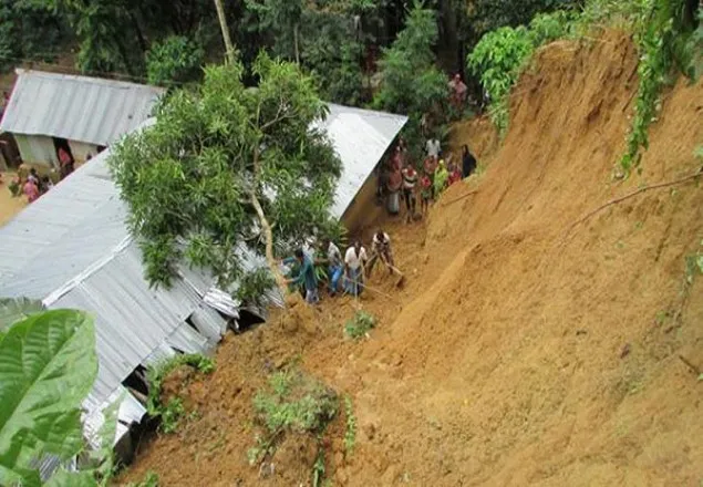 সীতাকুণ্ডে পাহাড় ধস : নির্মাণাধীন বাড়ি ক্ষতিগ্রস্ত