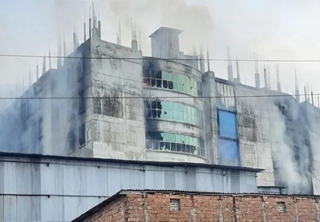 রূপগঞ্জে কারখানায় এখনও আগুন জ্বলছে, নিখোঁজদের সন্ধানে স্বজনেরা