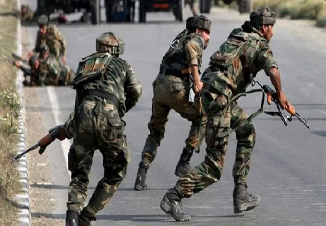 কাশ্মীরে বন্দুকযুদ্ধ : ভারতীয় সেনাসহ নিহত ৪