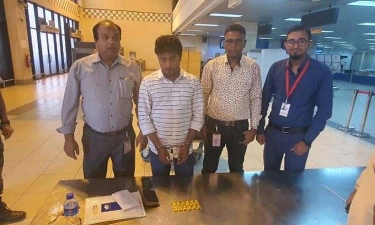 1 arrested with 12 pieces of gold bars at Ctg airport