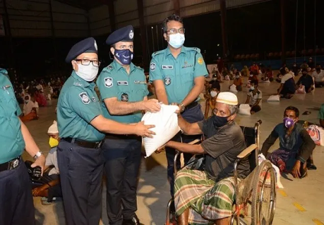 রাজধানীতে পুনাকের ত্রাণ বিতরণ