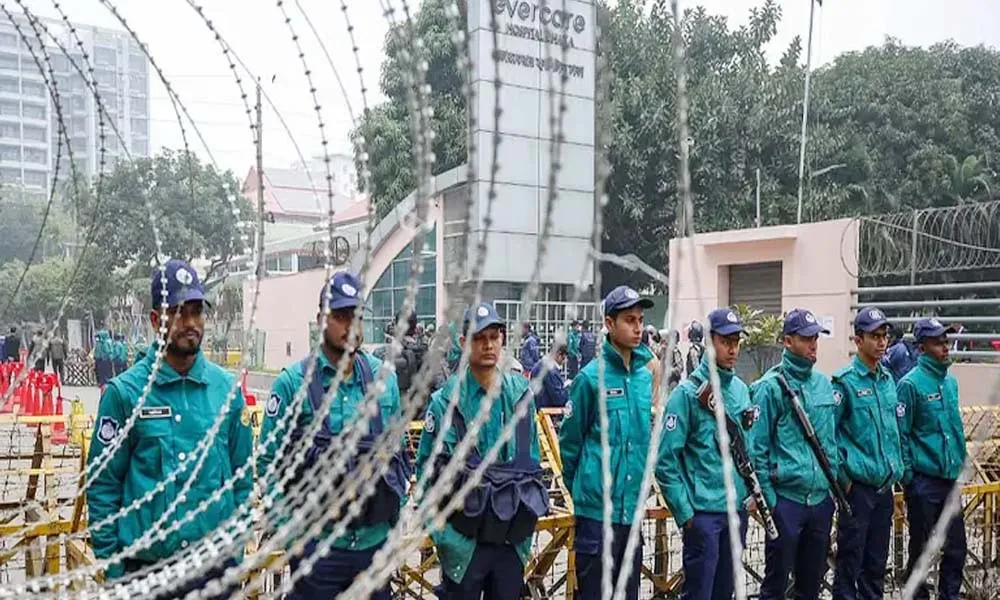 এভারকেয়ার হাসপাতালের সামনে কড়া নিরাপত্তা